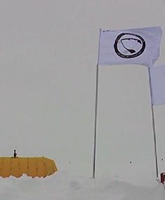 Флаг ТРК Звезда на Северном полюсе